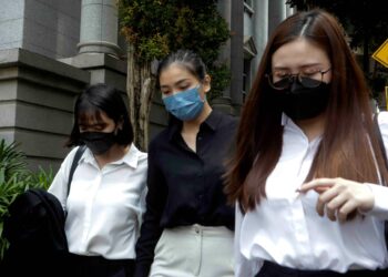 MAHKAMAH Rayuan melepas dan membebaskan Sam Ke Ting (tengah) berhubung sabitan dan hukuman dalam kes basikal yang menyebabkan kematian lapan remaja enam tahun lalu. - UTUSAN/FAISOL MUSTAFA
