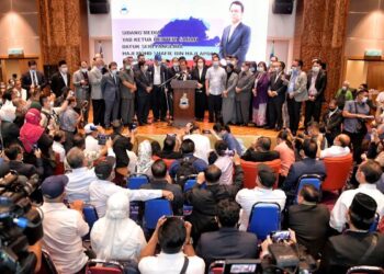 MOHD. Shafie Apdal mengumumkan pembubaran DUN Sabah dalam sidang akhbar khas di Kota Kinabalu, 30 Julai lalu.