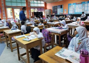 Guru perlu bersedia menanggung beban  berikutan sistem penggiliran bermula 3 Oktober ini. -GAMBAR HIASAN