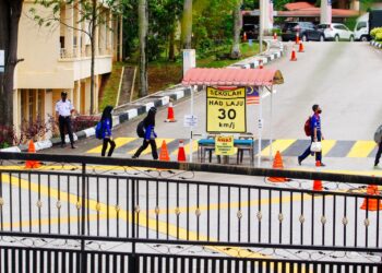Tinjauan sekolah masih beroperasi walaupun terdapat kes positif Covid-19 di sebuah sekolah di Presint 8, Putrajaya pada 5 Oktober 2020.- UTUSAN/FAISOL MUSTAFA