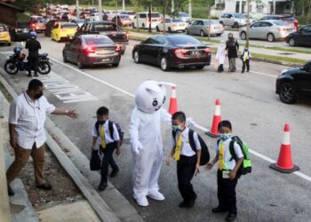 Maskot arnab menyambut ketibaan murid tahun satu di Sekolah Kebangsaan (SK) Putrajaya Presint 8(3), Putrajaya. - UTUSAN/FAISOL MUSTAFA