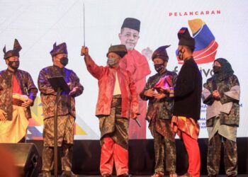 SHAHIDAN Kassim (tiga dari kiri) ketika gimik pelancaran Kehormat PESAKA pada Majlis Pelancaran Festival Seni Silat Wilayah Persekutuan 2021 di Putrajaya. - FOTO/FAISOL MUSTAFA