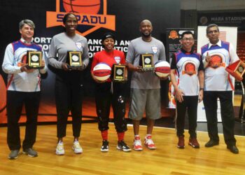 MOHAMAD Alamin (dua, kanan), bersama Brian D. McFeeters (hujung, kiri), Datuk Ganeson Sivagurunathan (paling kanan kanan) dan tiga utusan sukan yang dijemput iaitu Chinny Nwagboo (dua, kiri), Shane Christensen (tiga, kanan) dan Cherelle George (tiga, kiri) dalam  program pelancaran Sukan Dalam Meningkatkan dan Menggalakkan Kepelbagaian Tulen Untuk Perpaduan di ibu negara hari ini  UTUSAN/SYAKIR RADIN
