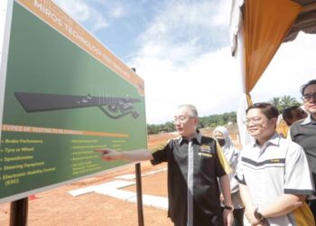 WEE Ka Siong menunjukkan pelan Pecah Tanah MIROS Technology Test Track (MT3) di MIROS Sepang, KLIA. - UTUSAN/FAISOL MUSTAFA