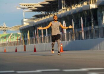 ZAFRI Munawar semasa membuat larian solo dengan memecahkan rekod 12 jam pada Majlis Penutupan Larian Malaysia Gembira 2021 di Litar Antarabangsa Sepang. -UTUSAN/FAISOL MUSTAFA