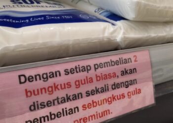 SYARAT dikenakan sebuah premis perniagaan yang mewajibkan pelanggan membeli gula putih umum untuk pembelian gula pasir kasar di Hutan Kampung, Alor Setar.