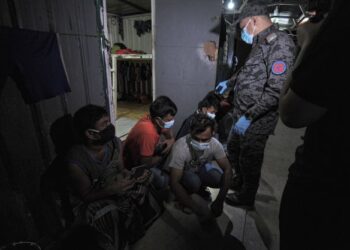 ANGGOTA Imigresen menahan PATI semasa Operasi Penguatkuasaan bersepadu Imigresen di sebuah tapak pembinaan di Beranang, Selangor. - UTUSAN/FAIZ ALIF ZUBIR