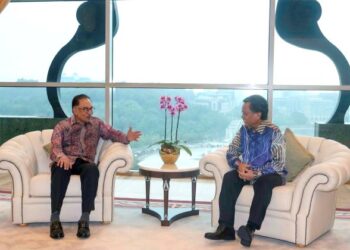 ANWAR Ibrahim menerima kunjungan hormat Mohd. Shafie Apdal di pejabatnya di Bangunan Perdana Putra, Putrajaya. -UTUSAN/FAISOL MUSTAFA
