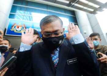 SHAMSUL Anuar Nasarah ketika ditemui pemberita di perkarangan Kementerian Tenaga dan Sumber Asli, Putrajaya. - UTUSAN/FAISOL MUSTAFA