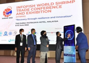 AHMAD Hamzah (dua kanan) merasmikan Persidangan dan Pameran Perdagangan Udang Dunia 2022 di Putrajaya. - UTUSAN/ FAISOL MUSTAFA