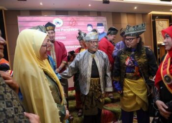 HAMZAH Zainudin beramah mesra dengan para pesilat pada Majlis Silaturahim Persatuan Dunia Seni Silat Melayu Malaysia (DSSM) di Putrajaya. - UTUSAN/FAISOL MUSTAFA
