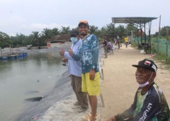 SHOFIAN Mustami (tengah) bersama pemancing di Kolam SF Aquafarm yang diusahakannya di Kampung Telok Kerang, Pontian, Johor. -UTUSAN/MUHAMMAD ZIKRI