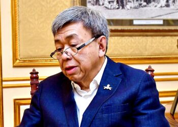 Duli Yang Maha Mulia Sultan Sharafuddin Idris Shah Alhaj Ibni Almarhum Sultan Salahuddin Abdul Aziz Shah Alha membaca Akhbar Utusan Malaysia yang diterbitkan semula.