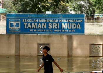 KEADAAN banjir yang melanda Seksyen 25 Shah Alam , tahun lalu