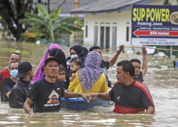 Khazanah Nasional Berhad (Khazanah) dan yayasannya, Yayasan Hasanah masing-masing mengumumkan sumbangan bernilai RM5 juta dan RM2.5 juta untuk membantu menyokong usaha bantuan segera kepada mangsa banjir. - GAMBAR HIASAN