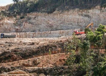 Suasana berhampiran Hutan Simpan Kekal Bukit Cerakah di Shah Alam yang gondol bagi dibangunkan perumahan.- MINGGUAN/ZULFADHLI ZAKI