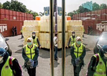 KAKITANGAN penguatkuasaan Jawatankuasa Keselamatan dan Kesihatan Pekerjaan (JKKP) sewaktu operasi pematuhan SOP operasi kilang di Pulau Indah, Pelabuhan Klang, Selangor, hari ini. - FOTO/ZULFADHLI ZAKI