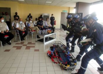 Dr Abdul Latiff Ahmad (tengah) menyampaikan Anugerah Penuntut Terbaik Keseluruhan kepada Mohd Nazri Wahab (kanan) pada Majlis Penutup Kursus Khas SMART Siri 1/2021 di Markas Pasukan SMART, Pulau Meranti, Puchong di sini, hari ini.

Turut sama, Ketua Pengarah Agensi Pengurusan Bencana Negara (NADMA), Datuk Aminuddin Hassim (kiri).
UTUSAN/FAISOL MUSTAFA