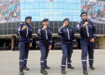 NUR Fitrah Amirah Sohaidi (dari kiri), Avlyanie Moidi, Noor Farahana Ismail dan Nurul Fatin Fazlin Bazeli berjaya menamatkan Kursus Khas Pasukan Mencari dan Menyelamat Khas Malaysia (Smart) di Markas Pasukan Smart, Pulau Meranti, Puchong. – UTUSAN/FAISOL MUSTAFA