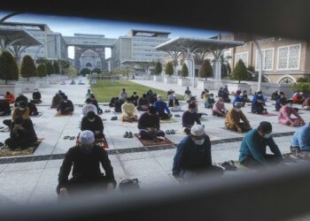 UMAT Islam hadir untuk menunaikan solat sunat Aidiladha di luar perkarangan Masjid Tuanku Mizan Zainal Abidin di sini, hari ini.-UTUSAN/ FAISOL MUSTAFA