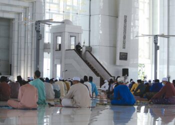 JEMAAH mendengar khutbah Aidiladha disampaikan Imam Besar, Nor Azamir Alias di Masjid Tuanku Mizan Zainal Abidin, Putrajaya. - UTUSAN/FAISOL MUSTAFA