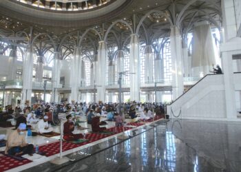 JEMAAH yang hadir menunaikan solat di Masjid Tuanku Mizan Zainal Abidin, Putrajaya. - FOTO/FAISOL MUSTAFA 