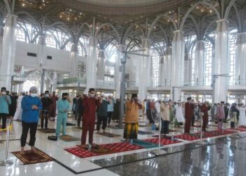 JEMAAH menunaikan solat sunat Aidiladha dengan mematuhi SOP di Masjid Tuanku Mizan Zainal Abidin, Putrajaya - UTUSAN/FAISOL MUSTAFA