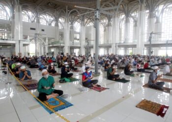 SERAMAI 300 jemaah dibenarkan bersolat Jumaat di Masjid Tuanku Mizan Zainal Abidin di Putrajaya, hari ini.