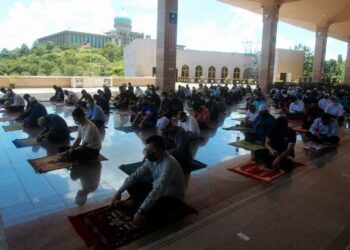 SEBAHAGIAN jemaah menunaikan solat Jumaat di Masjid Putra, Putrajaya. - FOTO/FAISOL MUSTAFA