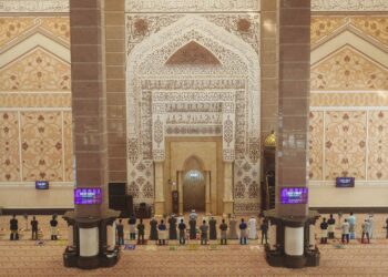 JEMAAH menunaikan solat sunat Aidilfitri dipimpin imam Besar Masjid Putra, Ustaz Ikmal Zaidi Hashim dalam norma baharu di Masjid Putra, Putrajaya. - UTUSAN/ FAISOL MUSTAFA