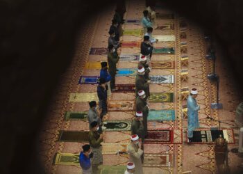 JEMAAH hadir untuk menunaikan solat sunat aidilfitri dalam kebiasaan baharu di Masjid Putra di Putrajaya. - UTUSAN/FAISOL MUSTAFA