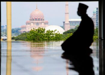 DALAM peristiwa Israk Mikraj terkandung mesej betapa besar agungnya ibadah solat fardu lima waktu. – UTUSAN/FAISOL MUSTAFA