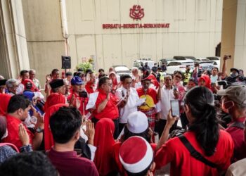 PESEERTA membacakan Ikrar Sumpah Melayu  diketuai oleh Timbalan Presiden Waris PEKEMBAR Malaysia, Datuk Zein Isma Ismail pada Himpunan Solidariti Menyokong Institusi Presiden UMNO di ibu negara hari ini -UTUSAN/; MUHAMAD IQBAL ROSLI