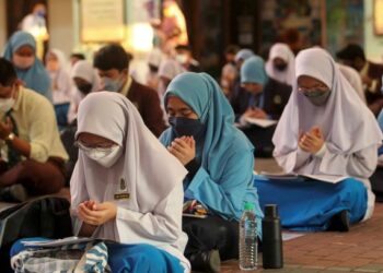 Calon pelajar SPM 2021 mengaminkan doa sebelum menduduki peperiksaan Sijil Pelajaran Malaysia (SPM) ketika tinjauan di SMK Putrajaya Presint 8 (1) di sini, hari ini.