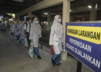 CALON-calon SPM memasuki dewan peperiksaan pada hari pertama peperiksaan ketika tinjauan di sekitar sekolah Putrajaya hari ini. - UTUSAN/FAISOL MUSTAFA