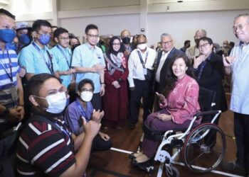 NORAZLAN Mohd. Razali (tiga kanan) bersama Ras Adiba Radzi (dua kanan) beramah mesra bersama golongan komuniti orang pekak pada Program Antirasuah Bersama Komuniti Orang Pekak di Ibu Pejabat SPRM, Putrajaya. - FOTO/FAISOL MUSTAFA