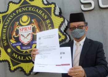 HALIM Rahmat menunjukkan dokumen berhubung dakwaan rasuah melibatkan Mohamad Hassan di Ibu Pejabat SPRM, Putrajaya. - FOTO/FAISOL MUSTAFA