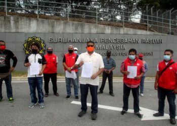 LOKMAN Adam (tengah) menunjukkan memorandum berkaitan isu tawaran rasuah politik di perkarangan Ibu Pejabat SPRM, Putrajaya. - UTUSAN/FAISOL MUSTAFA