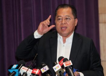 BAHARIN DIN ketika dalam sidang akhbar di Cyberjaya hari ini.-UTUSAN/FAISOL MUSTAFA