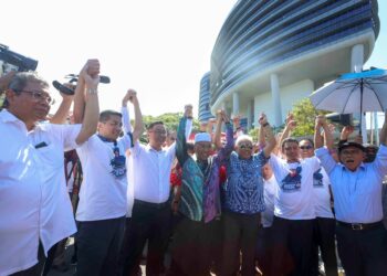 Saifuddin Abdullah (kiri) bersama pemimpin Perikatan Nasional (PN) datang ke  Ibu Pejabat SPRM di Putrajaya bagi menyatakan sokongan kepada Muhyiddin Yassin yang dipanggil bagi memberi keterangan berhubung siasatan penyelewengan Dana Wibawa semalam.