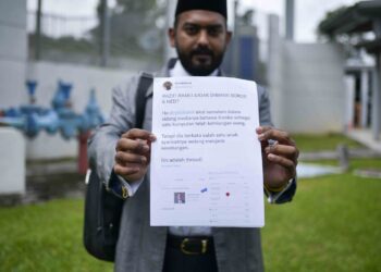 SYED Muhammad Imran Syed Abdul Aziz keluar selepas menyerahkan laporan terhadap Rafizi Ramli di SPRM Putrajaya. -UTUSAN/FAISOL MUSTAFA