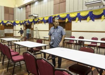 SHAMSHUL Joehari Zainal Mokhtar meninjau persiapan susunan kerusi dan meja untuk hari penamaan calon yang ditetapkan pada 5 November ini di Kompleks Kejiranan Presint 9, Putrajaya. - UTUSAN/FAISOL MUSTAFA