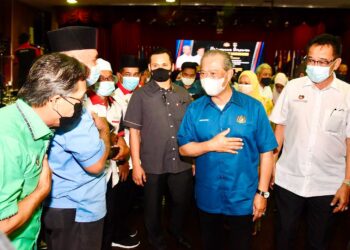 Tan Sri Muhyiddin Yassin beramah mesra dengan Ketua-Ketua Masyarakat Samarahan pada  Program Perjumpaan Bersama Masyarakat Samarahan di Dewan Sri Samarahan, Institut Pendidikan Guru Kampus Tun Abdul Razak (IPGKTAR) di Kuching pada 2 April 2020.  Gambar Jabatan Penerangan Sarawak