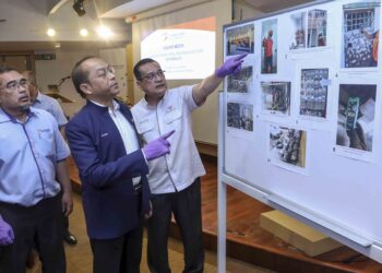 ABDUL Razib Dawood (dua kiri) melihat aktiviti sambungan elektrik secara haram di presmis selepas sidang akhbar Suruhanjaya Tenaga (ST) berhubung rampasan perlombongan bitcoin bernilai RM2 juta di Putrajaya di sini, hari ini.-UTUSAN/ FAISOL MUSTAFA