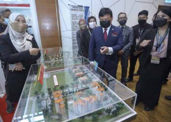 ALI Biju melawat ruang pameran selepas Persidangan Pentadbiran Tanah sempena Hari Tanah Negara (HTN 2022) di Putrajaya. - UTUSAN/FAISOL MUSTAFA