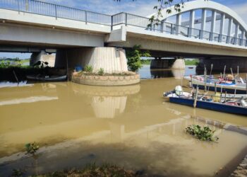 KEADAAN paras air Sungai Muda berhampiran Jambatan Merdeka yang sudah pulih ketika tinjauan dilakukan di Tikam Batu, Sungai Petani. -UTUSAN/NUR SYAZWANA MANSOR