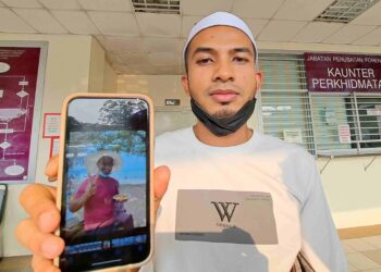 AMIRUL Azim Samsudin menunjukkan gambar arwah adiknya, Allahyarham Muhammad I’dil U’kashah yang maut dalam kemalangan di Tanjung Musang, Alor Setar.