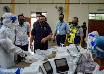 AMIRUDIN Shari (tengah) hadir melawat dan meninjau tapak Ujian Saringan Covid-19 pada Program Saringan Covid-19 Negeri Selangor di Dewan Beringin, Taman Seri Gombak baru-baru ini. -UTUSAN/ AMIR KHALID