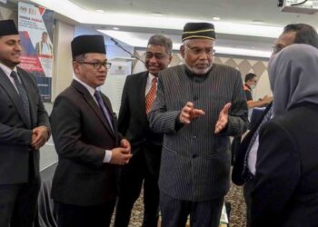 MOHD. Na'im Mokhtar (dua kiri) dan Hamid Sultan Abu Backer (dua kanan) berbual bersama pengamal undang-undang Mahkamah Syariah dan Mahkamah Sivil di Kompleks Islam Putrajaya. - UTUSAN/FAISOL MUSTAFA