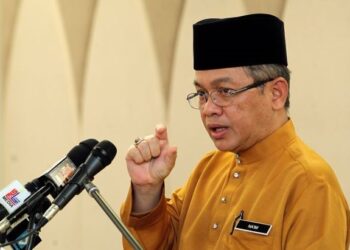 MOHD. Na'im Mokhtar bercakap dalam sidang akhbar di Kompleks Islam Putrajaya. - UTUSAN/FAISOL MUSTAFA